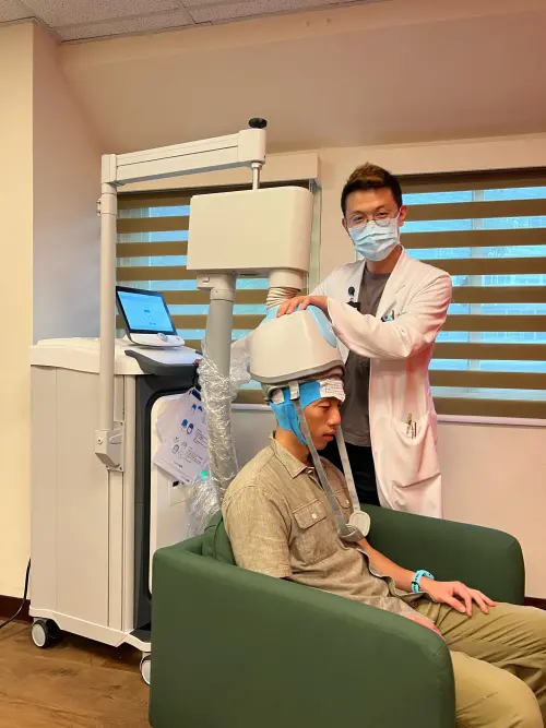 ▲醫師示範使用深層經顱磁刺激治療方式。（圖／北市聯醫提供）