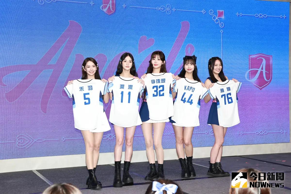 ▲Fubon Angels新學妹，右起禾羽（左1）、潔潔（左2）、李珠珢（中）、Kapo（右2）、雅惟（右1）。（圖／記者吳翊緁攝）