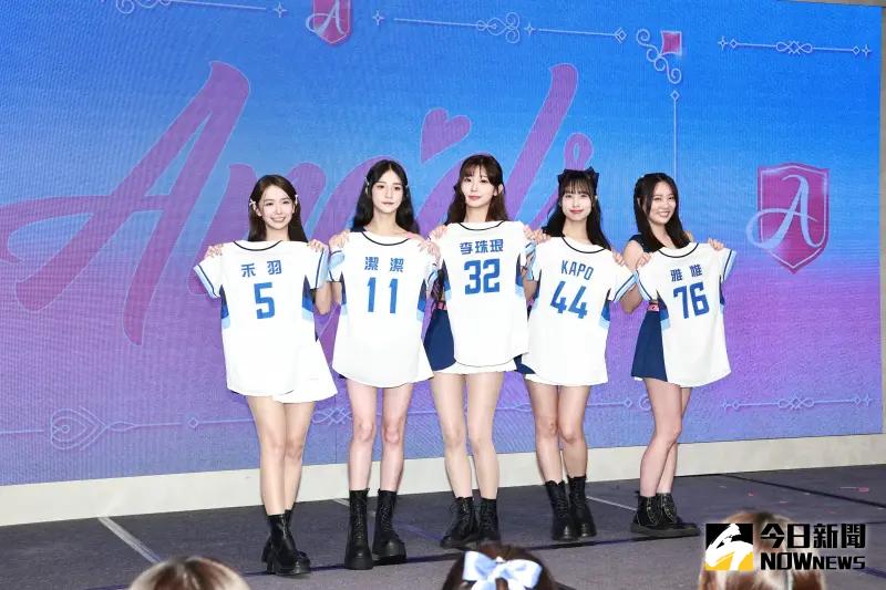 ▲Fubon Angels新學妹，右起禾羽（左1）、潔潔（左2）、李珠珢（中）、Kapo（右2）、雅惟（右1）。（圖／記者吳翊緁攝）