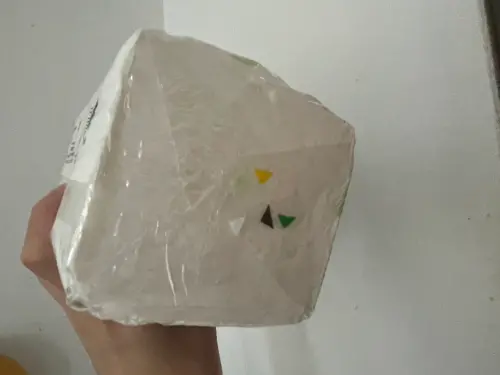 衛生紙包裝上的三角形,其實是「電眼定位點」。(圖/記者陳雅雲攝) ▲衛生紙包裝上的三角形,其實是「電眼定位點」。(圖/記者陳雅雲攝)