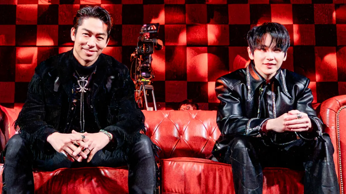 ▲「國民姊夫」AKIRA（左）與ENERGY成員牛奶（右）在後台驚喜「爆舞」，一同挑戰16蹲，被粉絲稱讚：「國民姊夫這腿力太狂了吧！」（圖／S+PLUS巔峰舞者提供）