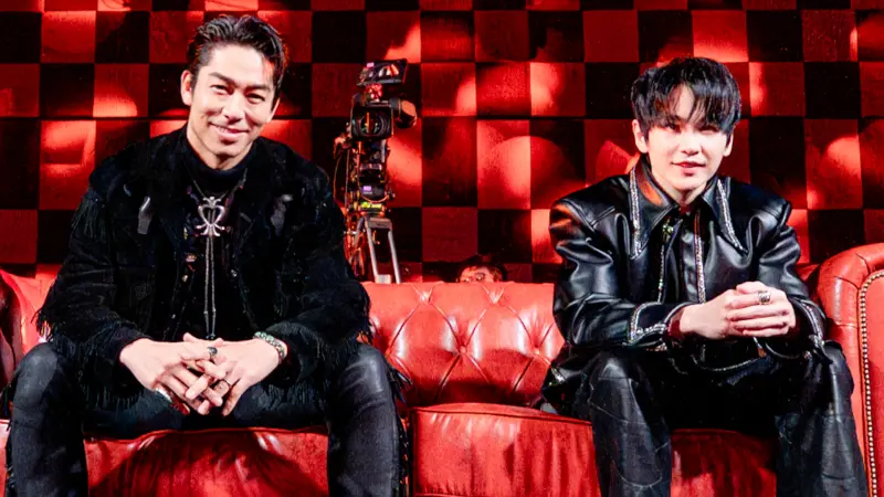 ▲「國民姊夫」AKIRA（左）與ENERGY成員牛奶（右）在後台驚喜「爆舞」，一同挑戰16蹲，被粉絲稱讚：「國民姊夫這腿力太狂了吧！」（圖／S+PLUS巔峰舞者提供）