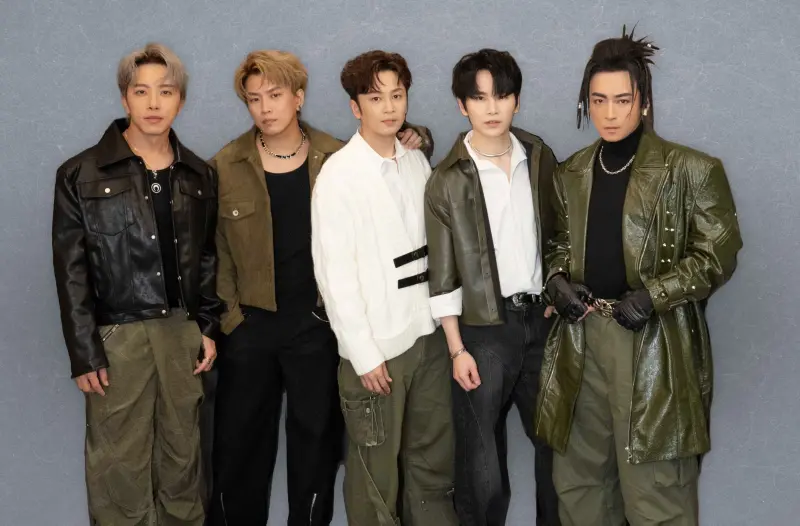 ▲Energy去年才正式復出，近來推出新歌，讓Toro（右一）想起學生時期曾為女生嗆聲坤達（左一）「給我小心點」的衝突過程。（圖／相信音樂提供）