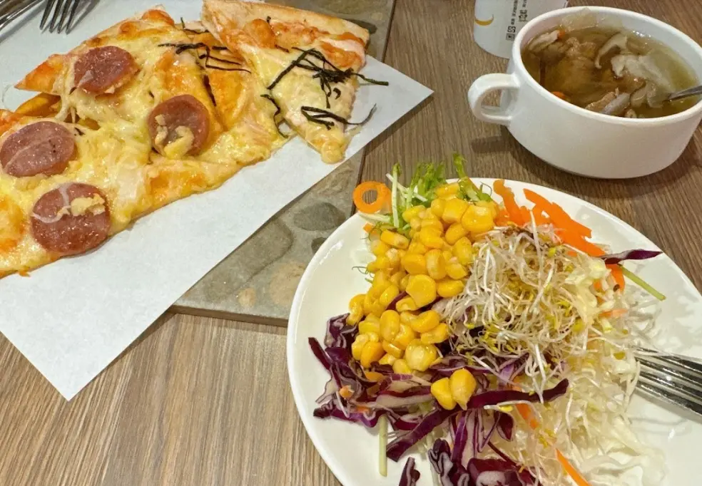 ▲知名連鎖店家「義米蘭Pizza&Pasta」，主打最低只要299元就能享用披薩、炸物、自助吧吃到飽，平常是小資族及學生族群的最愛。（圖/Google評價）