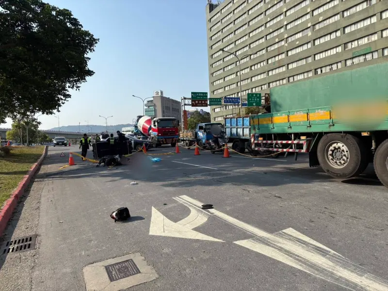 ▲北市承德路七段再發生騎士和大貨車相撞意外，騎士傷重不治。（圖／北投分局提供）