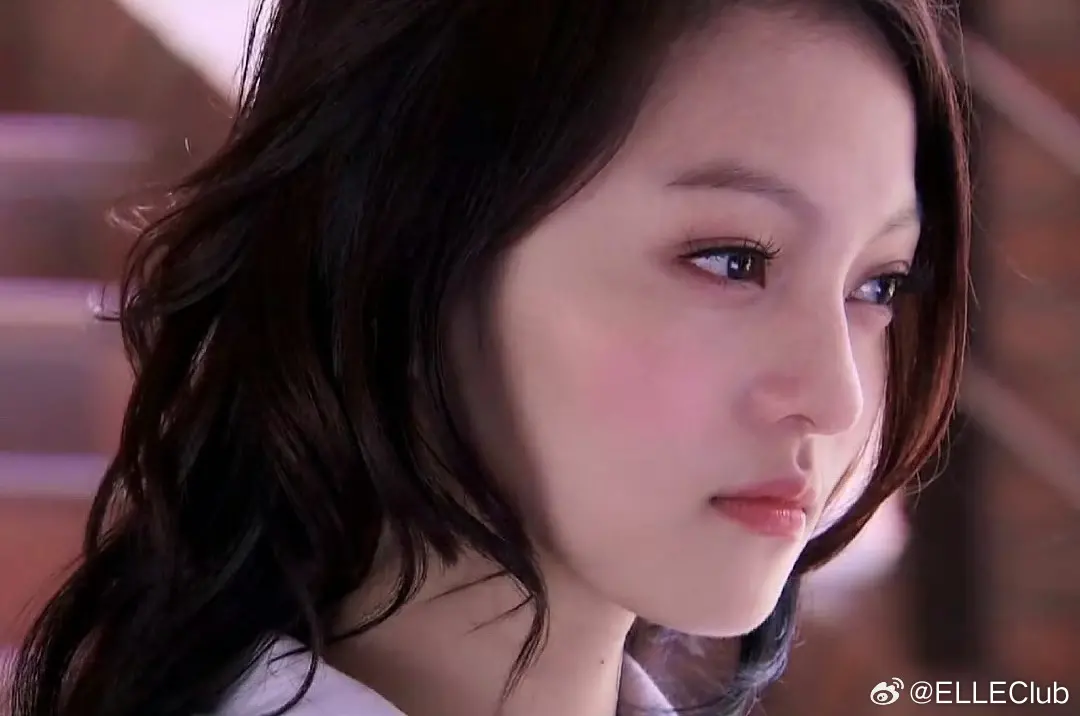 ▲女星張韶涵錄製《奔跑吧》被拍到穿著《公主小妹》中的標誌性裝扮，令不少粉絲又驚又喜大喊：「青春回來了！」（圖／ELLEClub 微博）