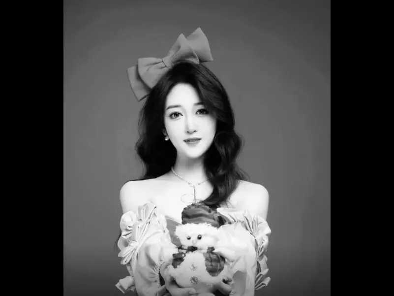 ▲中國一位在2000年0時0分出生的女子「千千」，被稱為「世紀嬰兒」，不料，年紀輕輕才25歲的芊芊驚傳逝世，讓網友十分唏噓。（圖／翻攝自微博）