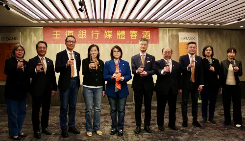 王道銀行董事長駱怡君今(24)日與經營團隊合影。(圖/王道銀行提供) ▲王道銀行董事長駱怡君今(24)日與經營團隊合影。(圖/王道銀行提供)