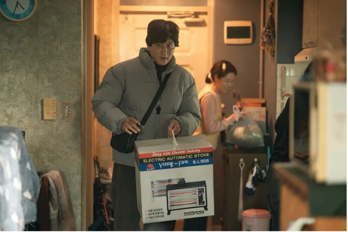 ▲朴海俊在《苦盡柑來遇見你》飾演超疼妻兒的暖男寬植，與過去在《夫婦的世界》中飾演出軌小三的渣男李泰伍大相徑庭。（圖／Netflix）