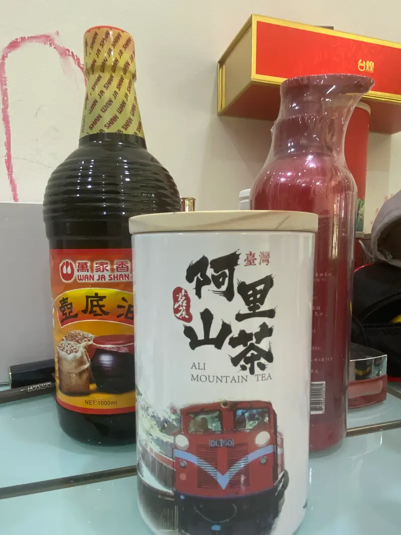 ▲小微先生表示，太太賣阿里山茶、關廟麵、萬家香醬油等台灣特產，還介紹台灣美景，卻沒人提到。（圖／記者劉松霖攝）