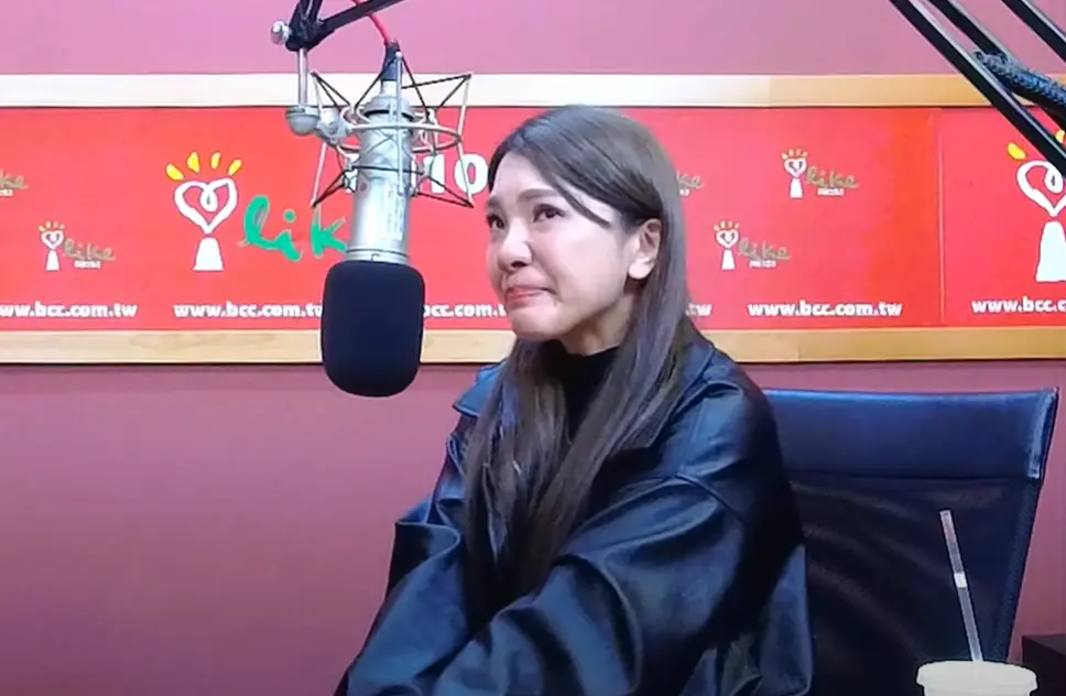 ▲小優（如圖）因大嘴巴事件神隱1個多月，最近登上王偉忠的訪談節目首度露面，她忍不住落淚，哭訴自己在事件爆發後收到數百則謾罵訊息。（圖／中廣流行網 YouTube）