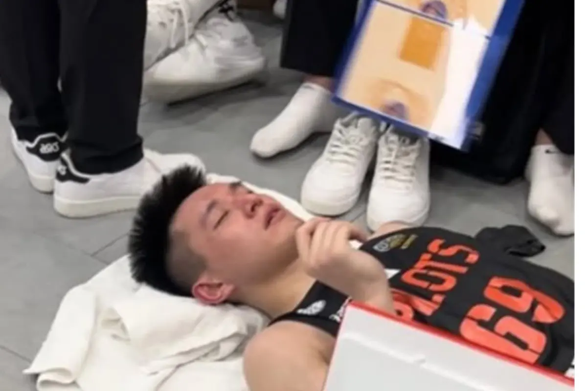 ▲桃園領航猿首戰歷經兩度延長賽以98：95險勝馬來西亞森美蘭金群利金鹿，奪下BCL首勝，該球場悶熱潮濕，近期頻繁出色的領航猿球星盧峻翔甚至打到全身抽筋倒在地上，直言「快撐不住了」。（圖／翻攝自盧峻翔IG）