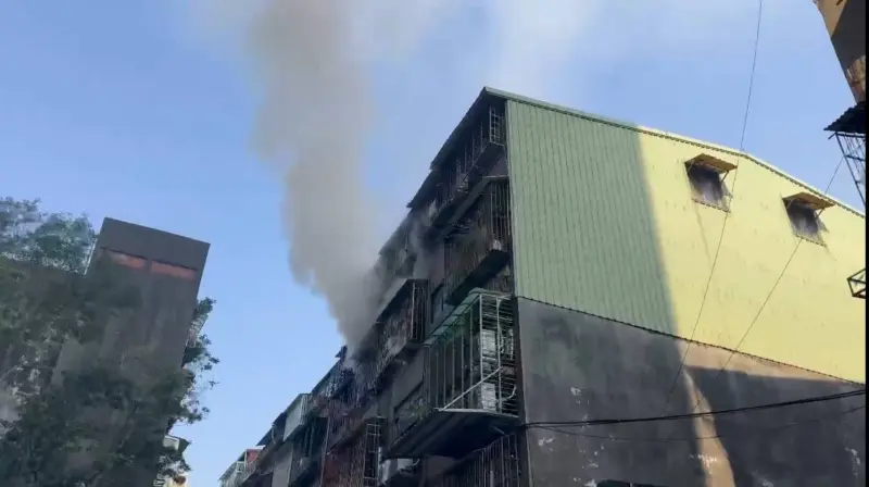 ▲ 新北市三重區大同南路上午近8時發生民宅火警，消防員救出60歲婦人，燒燙傷送醫，20歲孫子被救出時，已經沒有生命跡象，緊急送往馬偕醫院搶救。（圖/新北市消防局提供）