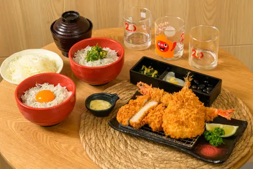 吉野家買一送一!73元豚丼爽吃、買鬼滅周邊送牛丼 勝博殿抽機票 ▲勝博殿來台20週年,打造「限定紀念套餐」優惠價520元。(圖/勝博殿提供)