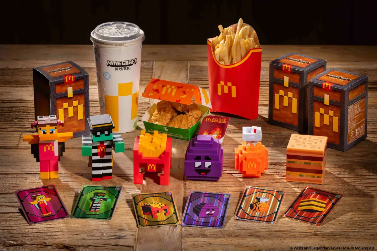 ▲麥當勞聯名《MINECRAFT麥塊電影》3/26開賣「麥塊電影聯名特餐」，辣味麥克雞塊搭配「地獄之焰」沾醬；歡樂送優惠贈「苦力怕公仔」、APP全球版抽獎送周邊一次整理。（圖／麥當勞提供）