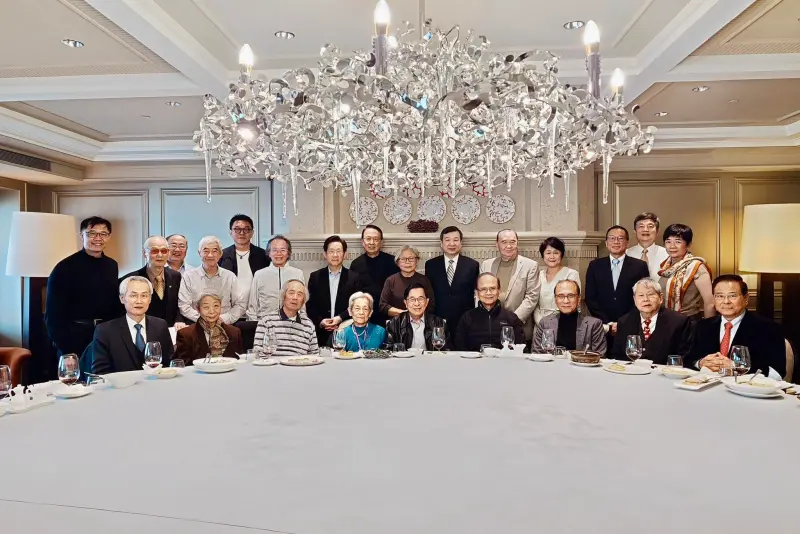 ▲陳水扁（前排左5）上月邀市府團隊餐敘，郭瑤琪就站在阿扁正後方，不料日前猝逝。（圖／翻攝陳水扁臉書）