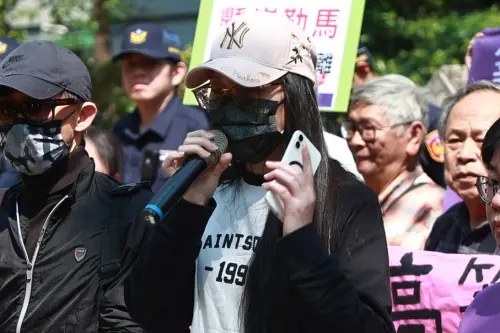 亞亞記者會驚見「乞丐趕廟公」標語!議員傻眼直呼:在說什麼鬼