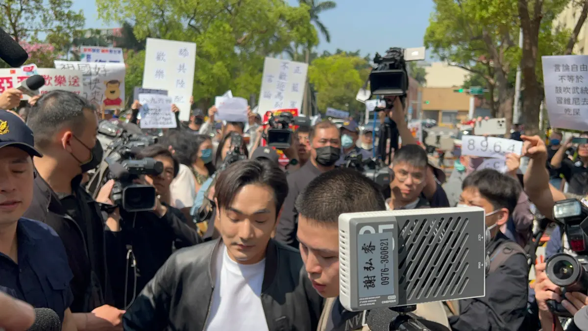 ▲網紅八炯前往中配亞亞記者會現場，想趁機從旁邊靠近，後續遭到警方壓制。（圖／記者徐敏娟攝）