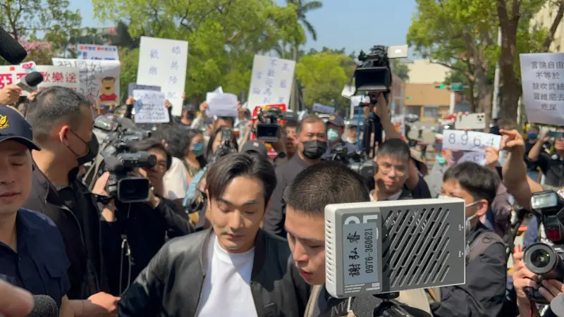 影／中配亞亞記者會爆混亂！八炯從旁闖入遭警攔　一度與民眾互嗆