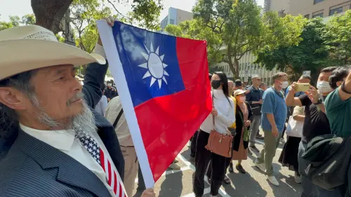 ▲中配亞亞記者會現場可以看見有民眾拿著國旗及標語。（圖／記者徐敏娟攝2025.03.25）