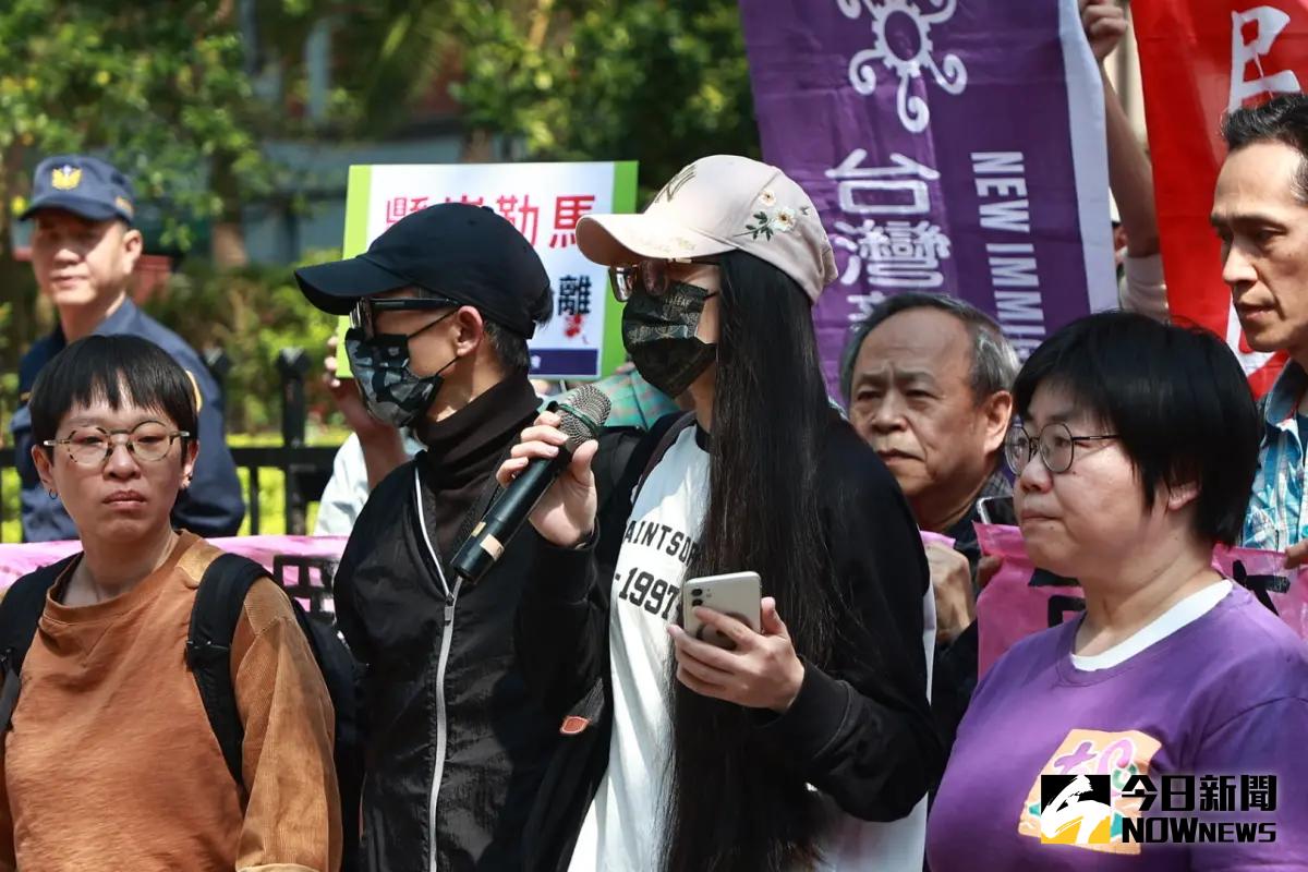 ▲中配「亞亞」因武統言論被要求限期離境，今到內政部前抗議。（圖／記者葉政勳攝，2025.03.25）