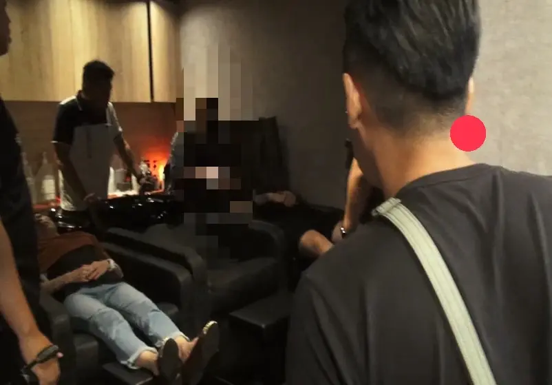 ▲毒犯在一家髮廊享受美髮師的洗頭服務。警方一舉進入逮人，店內女美髮師一陣錯愕（圖/記者鄧力軍翻攝）