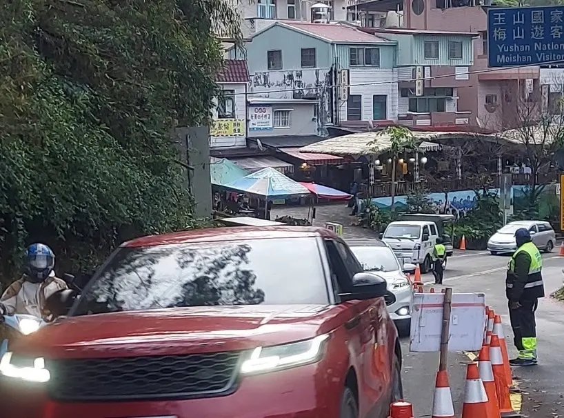 ▲清明連假期間，高市各大公墓、納骨塔及風景區周邊將進行交通管制與免費接駁專車。（圖／高雄市交通大隊提供）