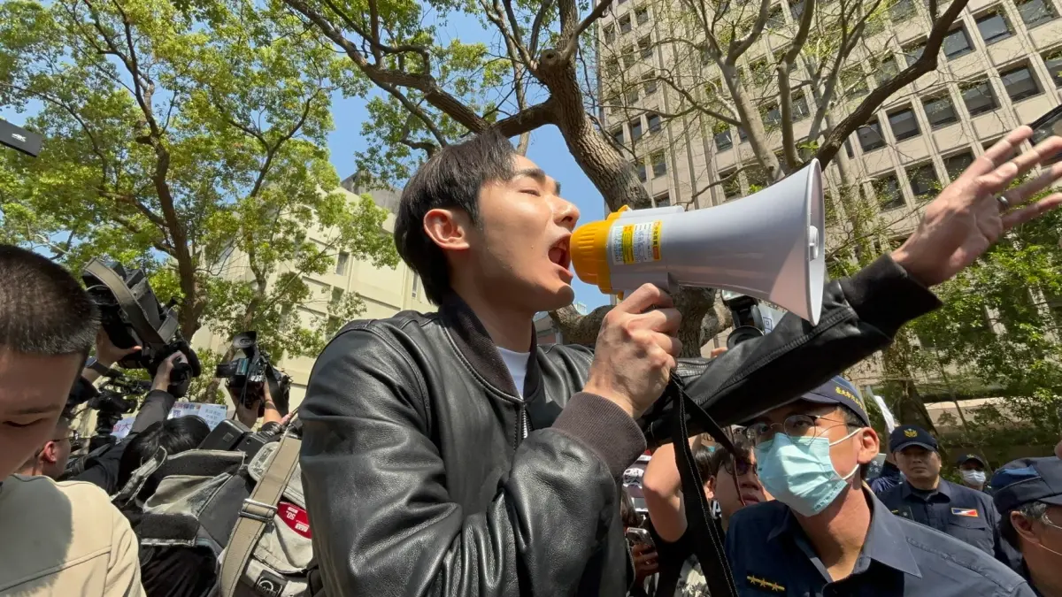 ▲網紅八炯前往中配亞亞的記者會現場。（圖／記者呂炯昌攝2025.03.25）