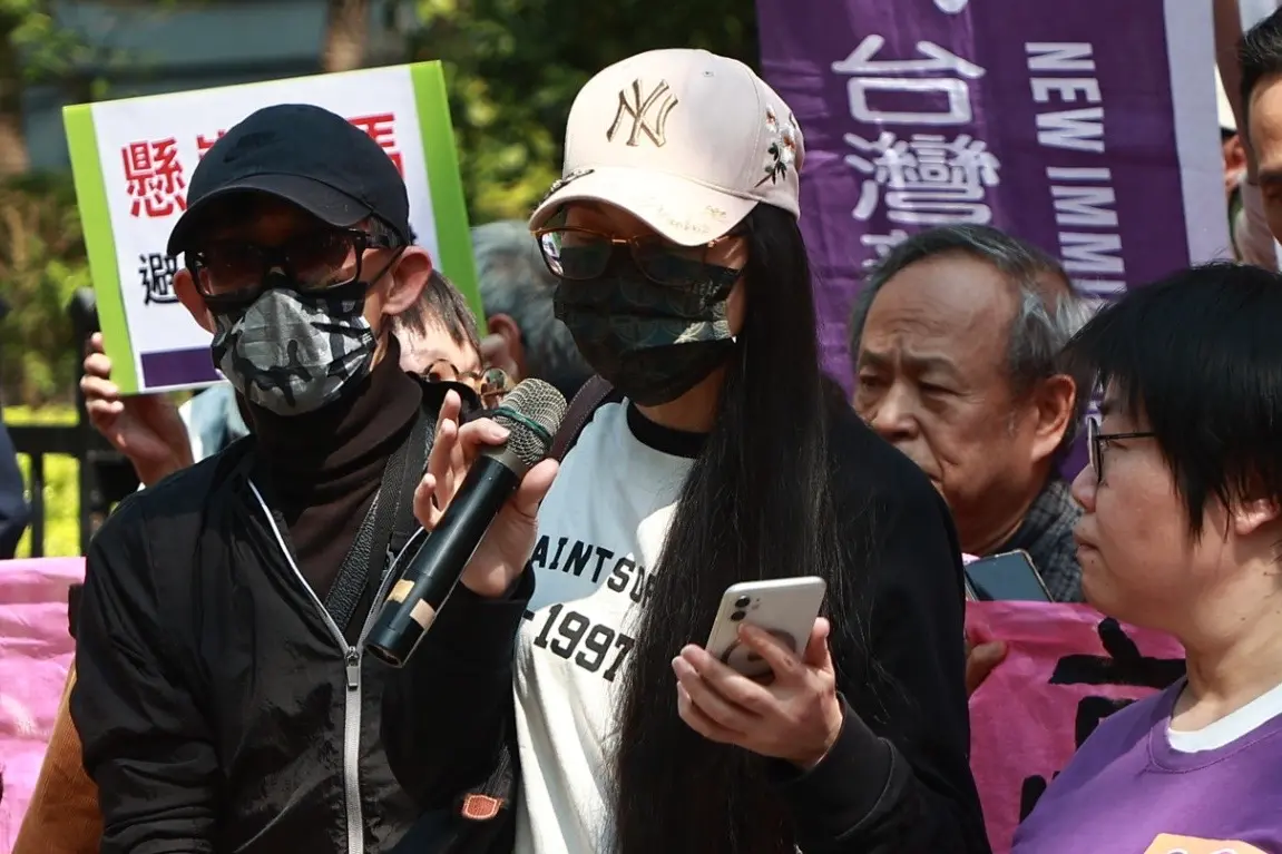 ▲中配「亞亞」劉振亞因涉及宣揚武統遭廢止居留，今（25）日與家人和民團台灣國際家庭互助協會一起到內政部前開記者會。（圖／NOWnews攝影中心）