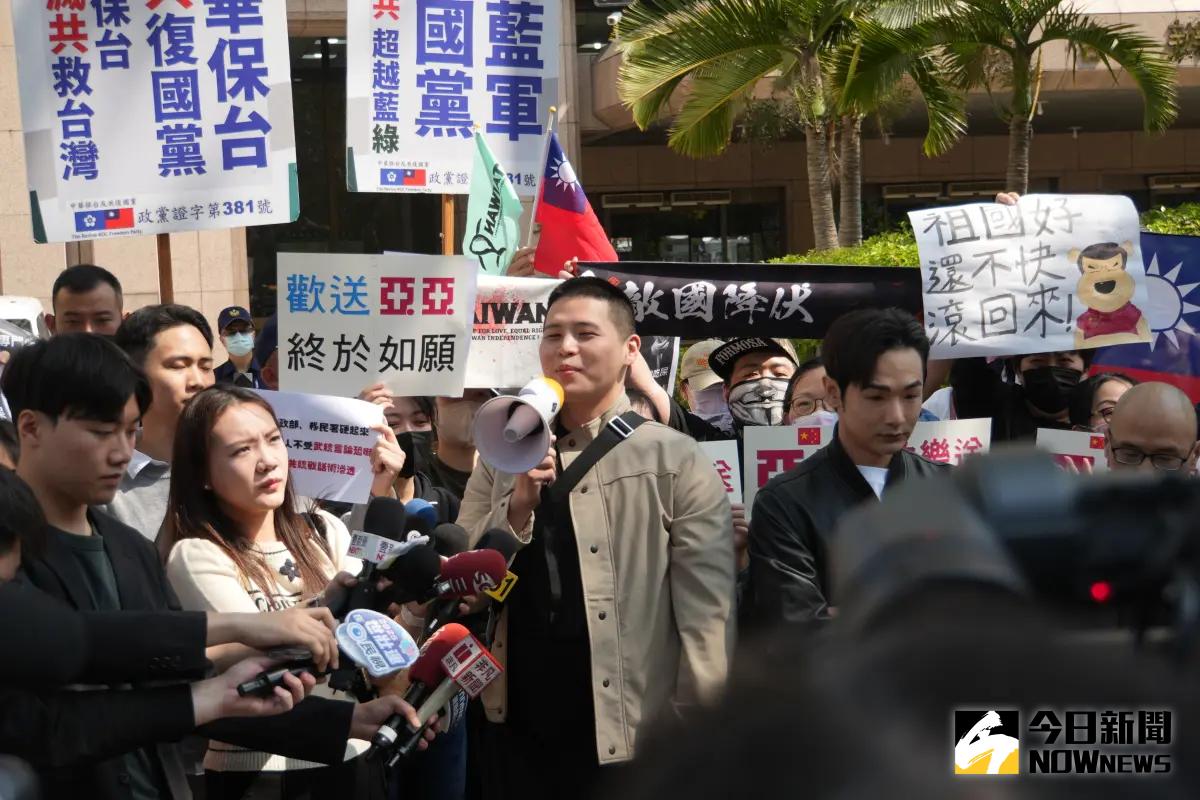 ▲中配亞亞多次發表讚揚解放軍、支持武統台灣的言論，遭移民署取消居留許可，最遲要在今（25）日離境，今上午亞亞與中配團體開記者會，現場遭獨派嗆聲。（圖／葉政勳攝，2025.03.25）