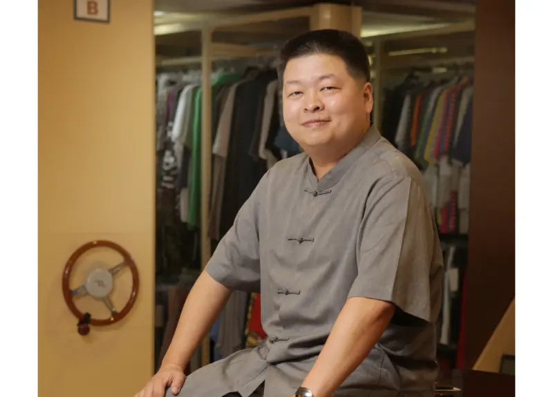 ▲黃冠華認為中山裝不只是服裝選擇，更是領導風格與品牌精神的象徵。（圖／業者提供）