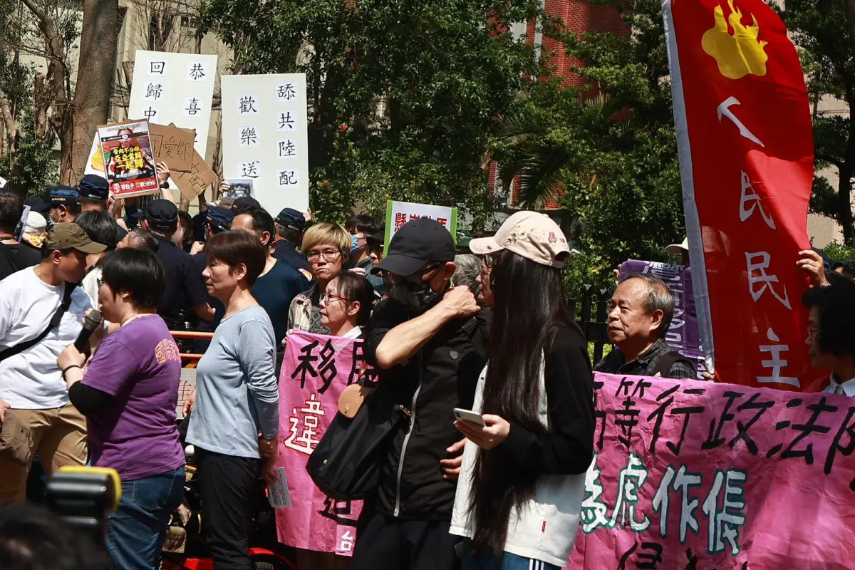 ▲中配「亞亞」到內政部開記者會拒絕離台，對她不滿的民眾也舉標語抗議。（圖／記者葉政勳攝，2025.03.25）