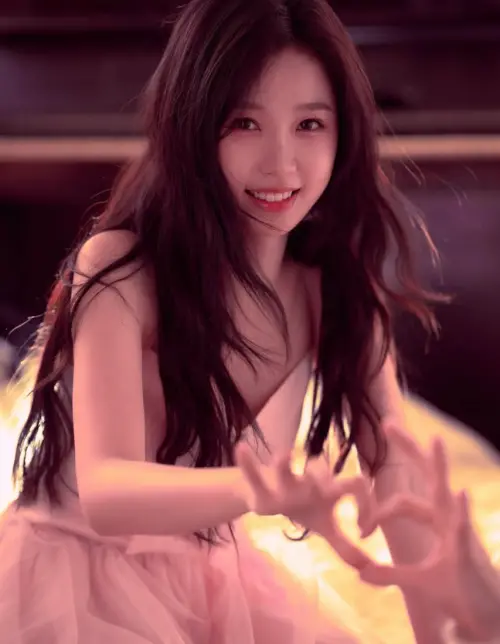 ▲王鶴棣與虞書欣（如圖）雖CP感十足，但網上卻傳出王鶴棣疑似不願與虞書欣有過多接觸。（圖／翻攝自instagram estheeerrrrr）