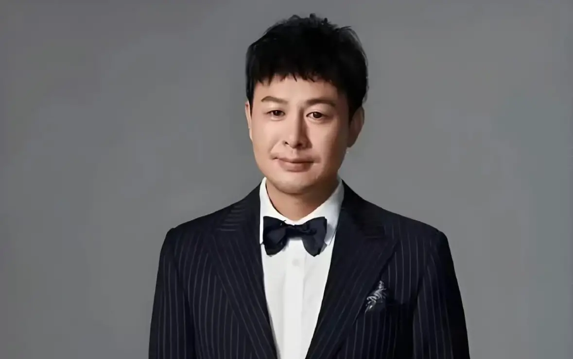 ▲48歲的大陸演員張頌文近日遭爆料結束工作後，將粉絲親手送上信件直接現場丟掉，遭民眾怒批「裝都不裝了」。（圖／微博）