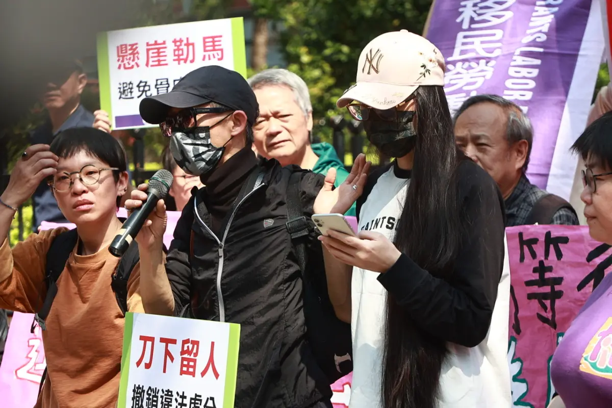 ▲中配網紅「亞亞」劉振亞利用社群媒體發表武統言論，遭移民署要求限期離境，她今（25）早偕丈夫到內政部抗議。（圖／記者李政龍攝）（圖／葉政勳攝）