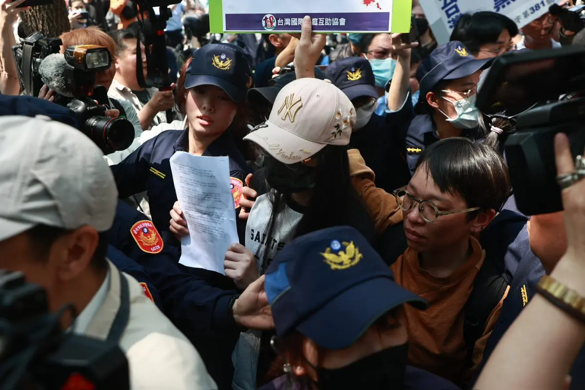 ▲中配網紅「亞亞」（本名：劉振亞）因涉及宣揚武統，今（25）日亞亞將在上午10時與家人和民團台灣國際家庭互助協會一起到內政部前開記者會。（圖／葉政勳攝）