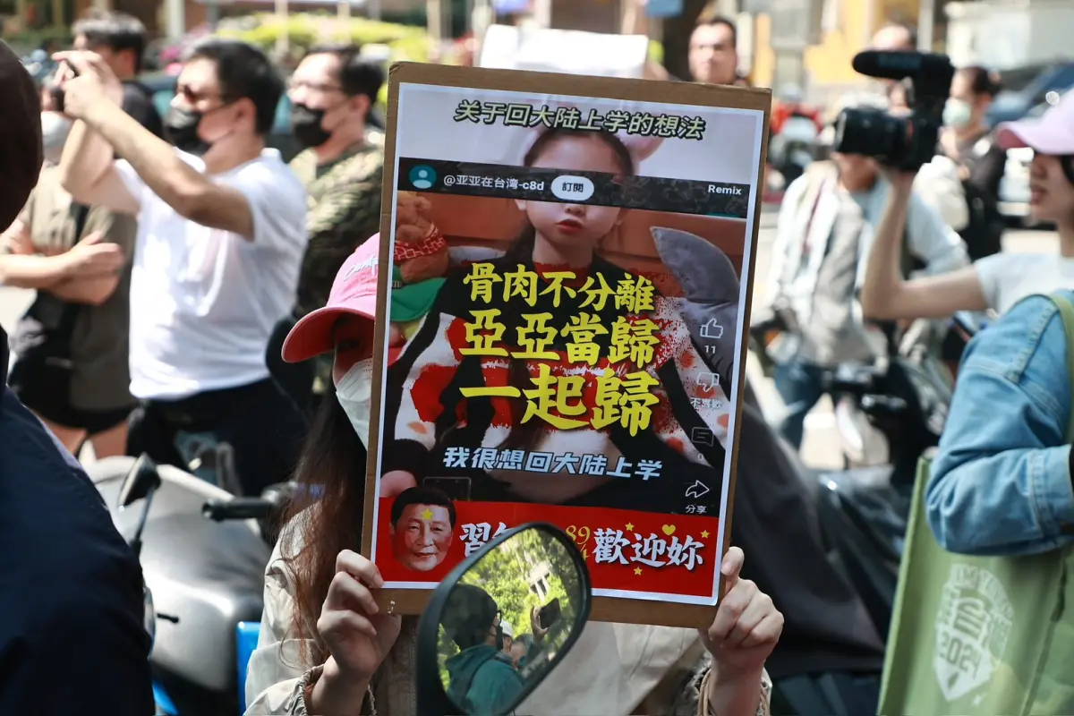 ▲中配網紅「亞亞」（本名：劉振亞）因涉及宣揚武統，今（25）日亞亞將在上午10時與家人和民團台灣國際家庭互助協會一起到內政部前開記者會。（圖／葉政勳攝）