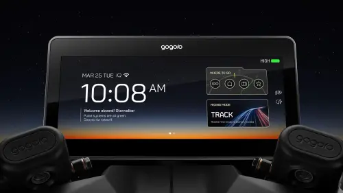Gogoro 星宇航空特仕版搭載專屬航空儀表主題,取材於飛機駕駛艙的儀表設計,將飛行元素與數位儀表融合,提供極具航空感的騎乘介面。(圖/官方提供) ▲Gogoro 星宇航空特仕版搭載專屬航空儀表主題,取材於飛機駕駛艙的儀表設計,將飛行元素與數位儀表融合,提供極具航空感的騎乘介面。(圖/官方提供)