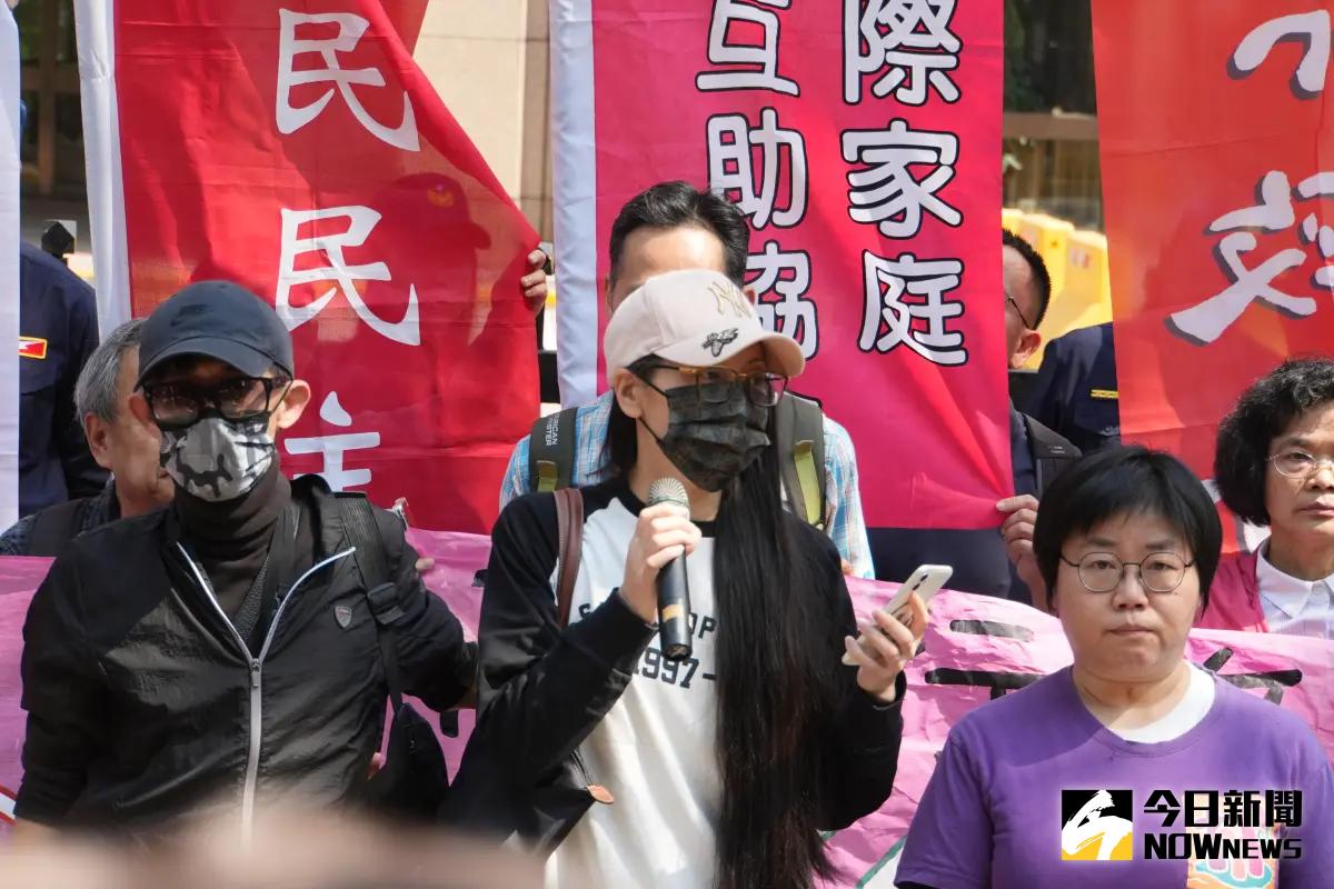 ▲中配「亞亞」劉振亞因武統言論被要求限期離境，她今早與丈夫先到內政部前抗議。（圖／記者葉政勳攝，2025.03.25）