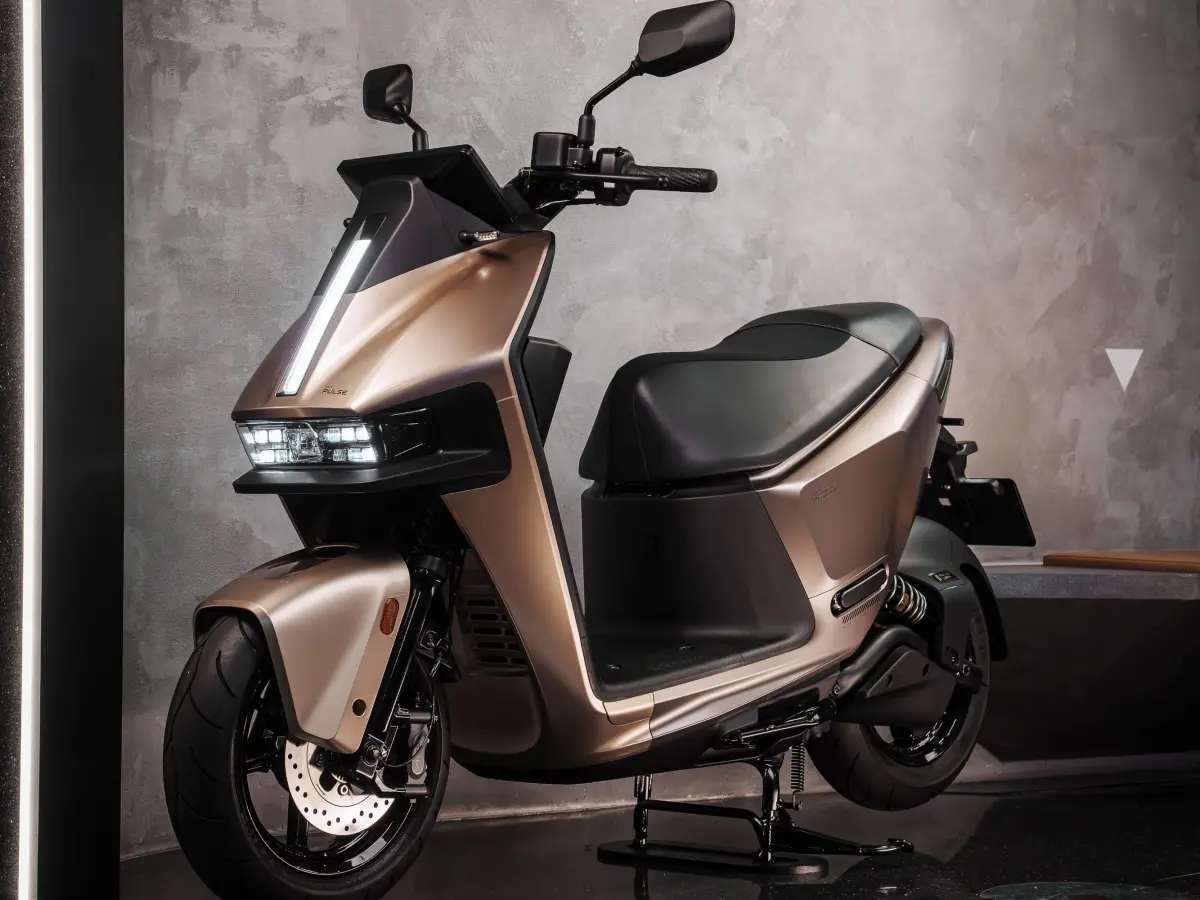 ▲星宇航空董事長張國煒參與設計，Gogoro x STARLUX聯名車款登場，售價13萬6980元，全台首批限量200台。（圖／星宇航空提供）