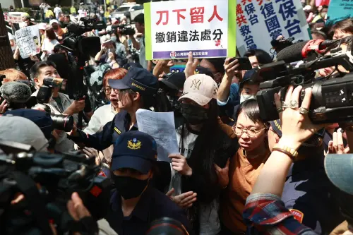 ▲中配「亞亞」召開記者會陳情抗議，現場有民眾舉標語力挺亞亞。（圖／NOWnews攝影中心）