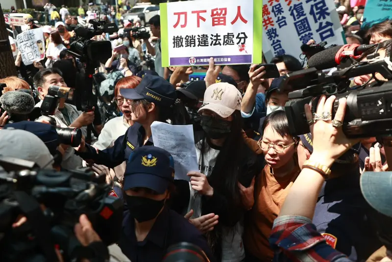 ▲中配「亞亞」召開記者會陳情抗議，現場有民眾舉標語力挺亞亞。（圖／NOWnews攝影中心）&nbsp;