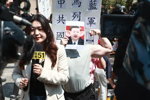 ▲反對中配網紅「亞亞」的民眾舉著抗議標語。（圖／NOWnews攝影中心）