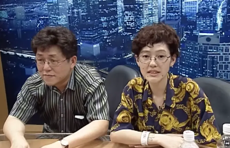 ▲曾由小S徐熙娣（右）、大S徐熙媛共同主持的節目《娛樂百分百》，捧紅許多藝人。在《娛百》貢獻8年音樂才華的Keyboard「周老師」也曾被小S模仿而走紅，近日突然爆出周老師（左）離世的消息，震驚粉絲。（圖／八大電視 娛樂百分百 YouTube）