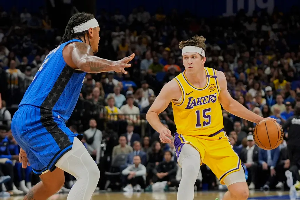 ▲Austin Reaves則指出，球隊防守端的溝通問題是近期失分過多的主要原因。「在某些時刻我們的溝通還不錯，但這還不夠。我們不能只在防守成功時才提醒彼此，當對手進攻順暢時，更需要保持穩定交流，確保大家專注於防守。」（圖／美聯社／達志影像）