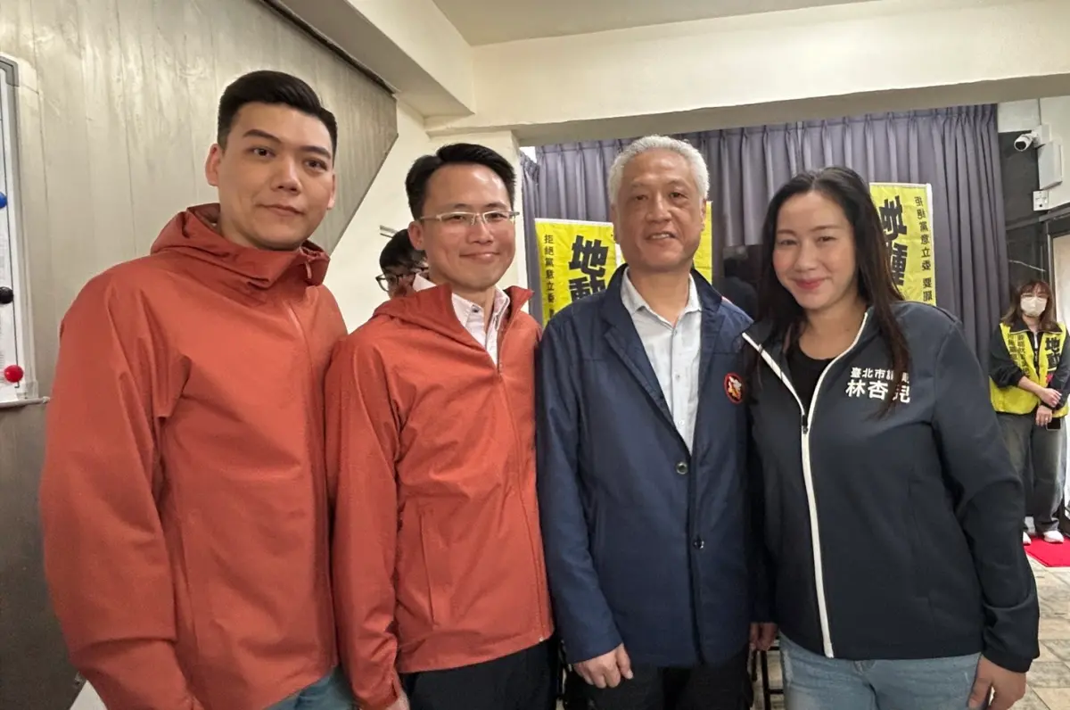 ▲罷免吳思瑤領銜人張克晉（右3）受訪時痛批，吳思瑤所有言行舉止，根本不配做立委。（圖／罷團提供）