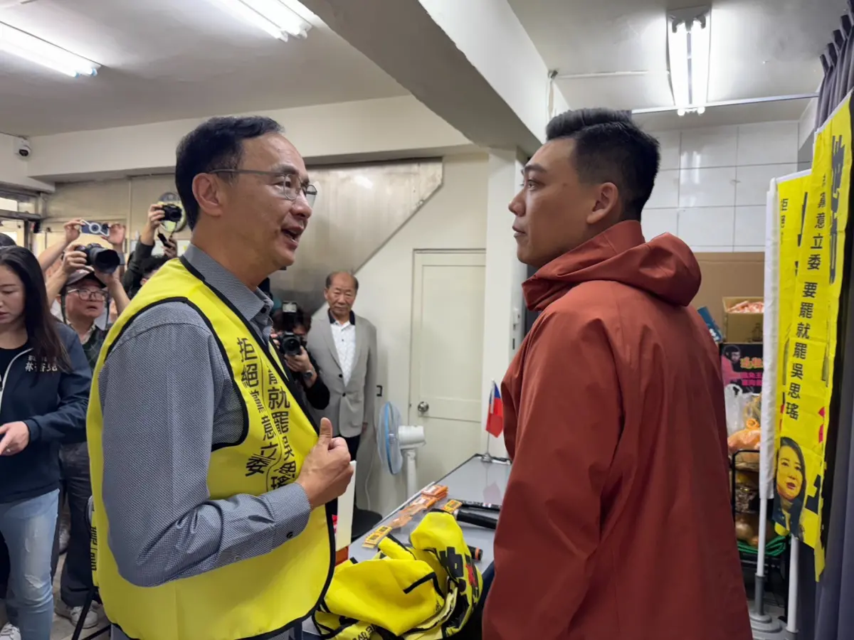 ▲國民黨主席朱立倫特地以志工身分出席力挺。（圖／罷團提供）