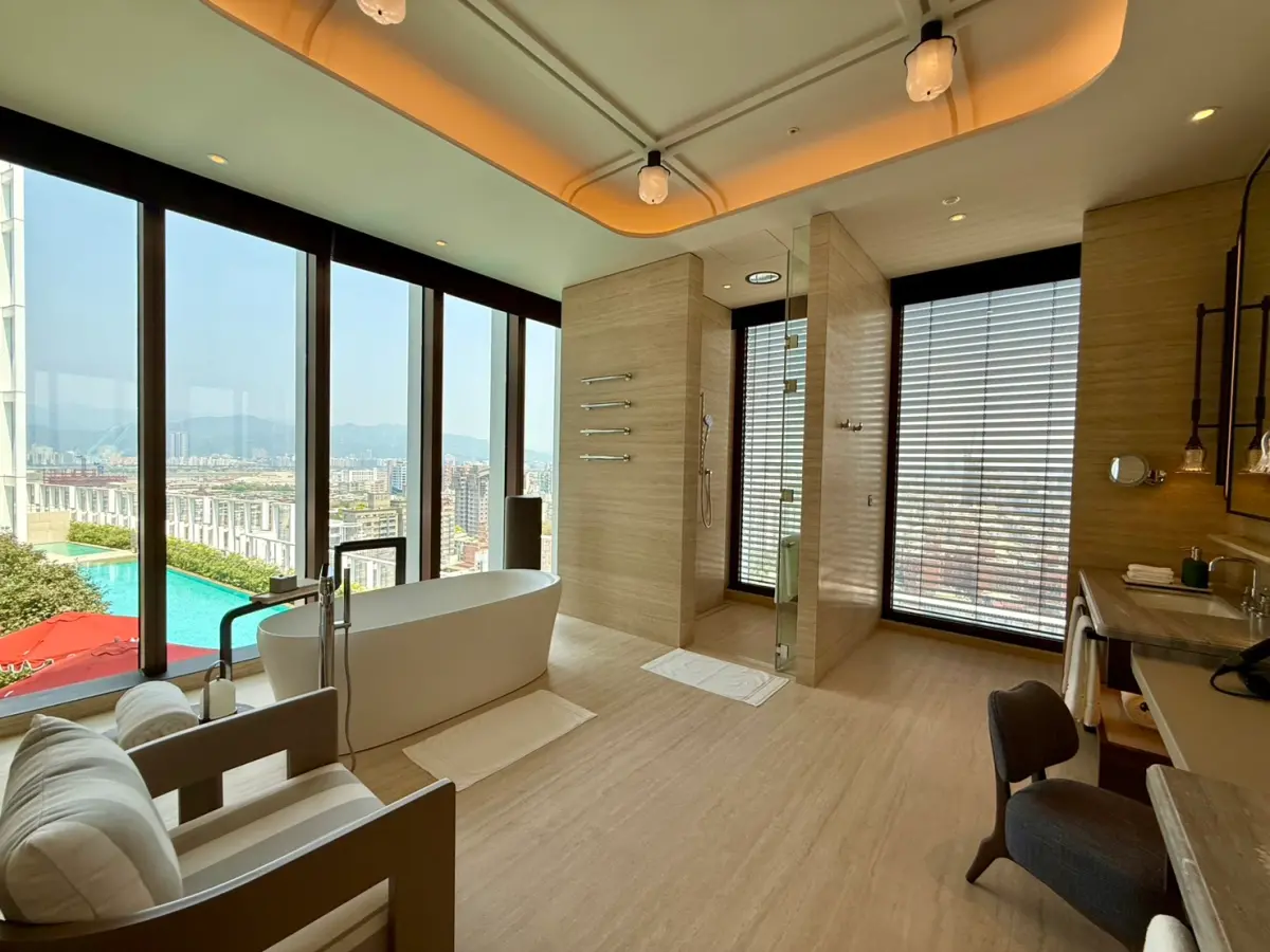 ▲台北嘉佩樂酒店4月1日開幕！開箱設計師André Fu操刀的「璀璨客房」坐擁私人露台與小泳池，入住14.5坪卓越客房2萬元起、最貴嘉佩樂套房30萬元，台灣紅瓦屋頂「榕居」等5大餐廳揭開神秘面紗。（圖／記者蕭涵云攝）