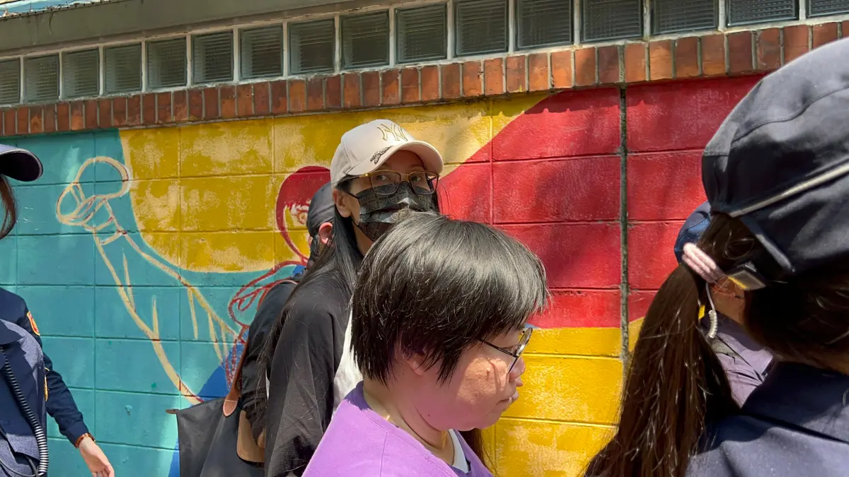 ▲亞亞（戴帽者）今日開記者會，表達不願意離開台灣立場，倘若遭移民署強制出境，相關機票、交通等費用，仍需由亞亞或亞亞在台親人處理，若無人理會，移民署將依法強制執行。（圖／記者徐敏娟攝）