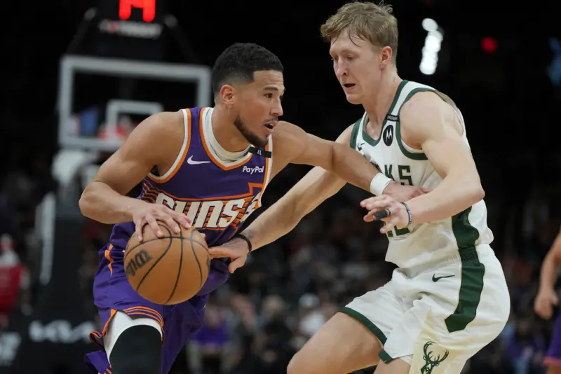 ▲Booker雖然手感不佳，但在比賽最後關頭成功完成絕殺，最終交出19分、12助攻、7籃板的全面數據。（圖／美聯社／達志影像）